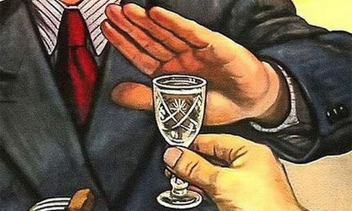 Nâng ly chúc mừng lãnh đạo, nếu bạn uống rượu không đúng cách thì sẽ vô ích! Làm '4 trước, 4 sau' thì mọi người sẽ khen ngợi bạn