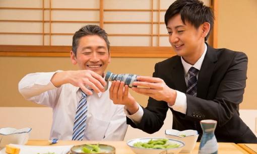 Tại sao không thể mang theo bạn bè khi mời lãnh đạo đi ăn tối? Nếu không hiểu 6 quy tắc tổ chức tiệc tối này, bạn sẽ lãng phí tiền bạc và làm mất lòng người khác! 