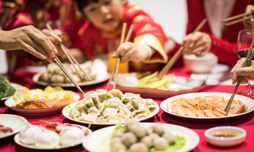 Cổ nhân dạy: 'Món không bày ba, đũa không chia năm, chỗ không xếp sáu' có nghĩa là gì? Nó có còn phù hợp trên bàn ăn hiện đại?