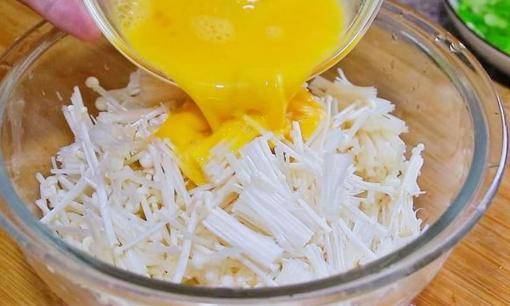 Món nấm kim châm chiên trứng đang rất hot gần đây, nhiều người chưa ăn thì thật tiếc, vì nó ăn là mê