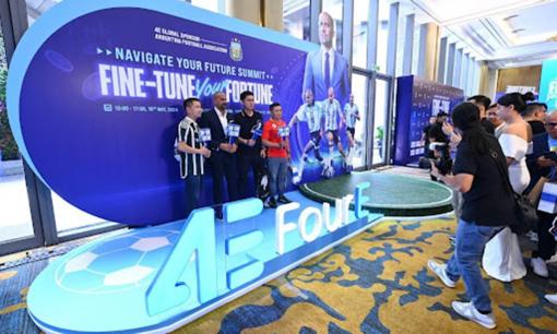 Huyền thoại bóng đá Juan Verón 'bắt tay' Soobin Hoàng Sơn “khuấy đảo” TP. HCM