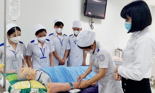 Từ nay thí sinh học giỏi môn Văn hoàn toàn có cơ hội xét tuyển ngành Y, rất nhiều trường đang tuyển sinh