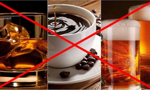 2 loại nước dù khát đến mấy cũng không nên uống trước khi đi ngủ, đặc biệt là loại đầu tiên, tuyệt đối ghi nhớ