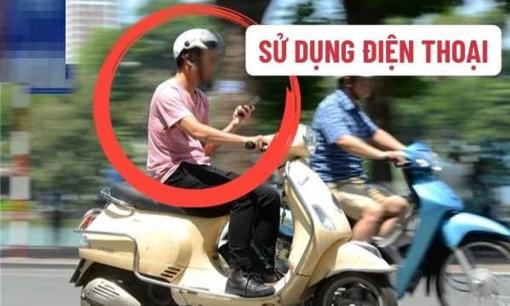 Vừa lái xe máy vừa nghe điện thoại có bị CSGT thổi phạt không? Sự thật sẽ làm không ít người giật mình vì thói quen khó bỏ