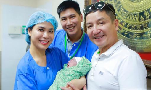 NS Chí Trung vướng tin đồn có con với bạn gái Á hậu ở tuổi 62, người trong cuộc lên tiếng 