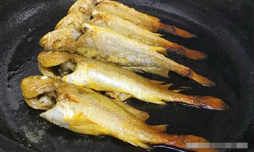 Khi chiên cá, không nên cho trực tiếp vào chảo sau khi rửa sạch, làm thêm hai bước nữa để da không bị bong ra và thịt không bị nát