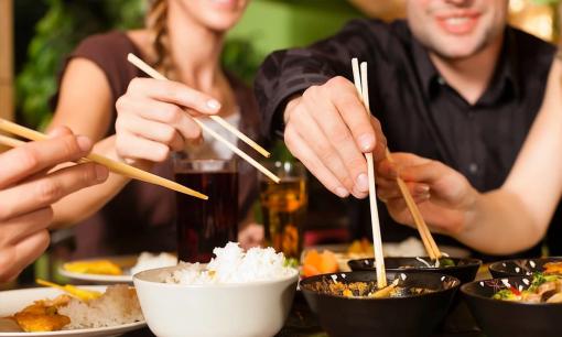 Thói quen ăn uống nguy hiểm của nhiều người Việt, tưởng tốt nhưng hóa ra lại khiến vi khuẩn lây lan, sửa ngay kẻo mang bệnh