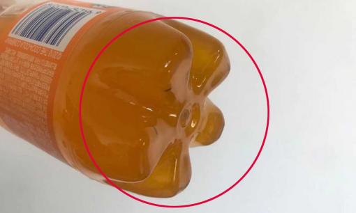 Tại sao đáy nhiều chai nước giải khát có hình bông hoa năm cánh?