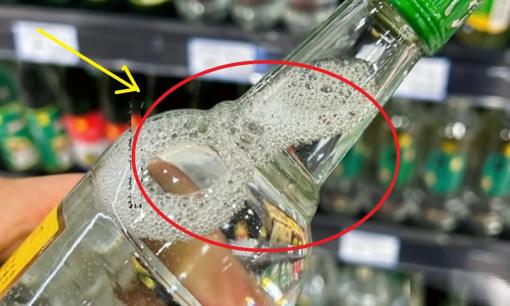 Khi mua rượu hãy lắc chai rượu, nếu là rượu giả sẽ hiện nguyên hình! Hãy nhớ áp dụng thủ thuật này khi mua rượu