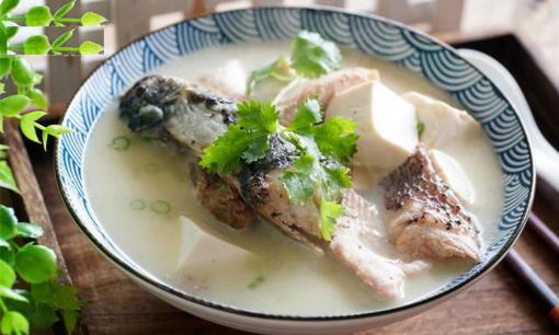 Đầu bếp 34 năm kinh nghiệm chia sẻ: Không bao giờ thêm bước này khi hầm cá, nếu không cá sẽ bị ôi và có mùi tanh nồng