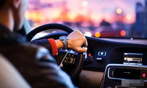 Ở nơi làm việc, sếp mời bạn đi ăn tối lúc 4 giờ chiều, bạn nên từ chối một cách lịch sự nhé! Khi đến tuổi trung niên, bạn không nên tham dự 8 bữa tiệc kiểu này!