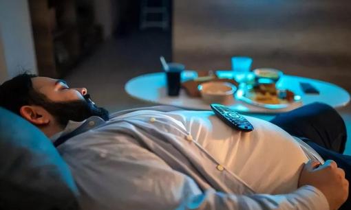 Ăn xong nên ngồi, nằm hay đứng? Nhắc nhở: Làm 5 việc sau bữa ăn có thể gây hại cho sức khỏe