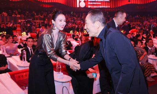 Chương Tử Di nghẹn ngào rơi nước mắt khi cảm ơn Trương Nghệ Mưu, tại sao cô ấy lại cảm ơn nam đạo diễn?