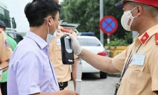 Bị tước bằng xe máy vì vi phạm nồng độ cồn liệu có được điều khiển ô tô?