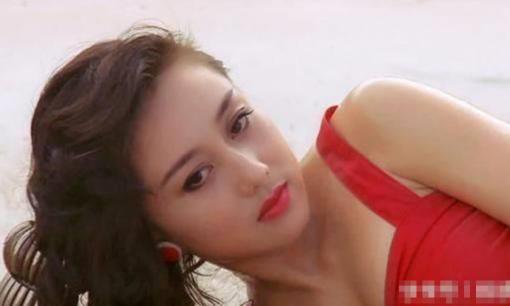 Ảnh cũ của vợ Lý Liên Kiệt từ 21 năm trước bị lộ! Cô ấy trông thật quyến rũ trong bộ đồ bơi khi nằm trên bãi biển và xinh đẹp hơn Lưu Gia Linh