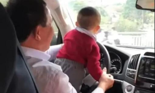 Tài xế cho trẻ em ngồi chung ghế lái có bị phạt hay không? 