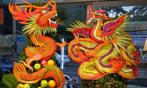 Cặp long phụng được đính kết tỉ mỉ từ trái cây và hoa lá 'gây sốt' cộng đồng mạng