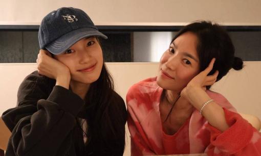 Song Hye Kyo 42 và Suzy 29: Có giống hai cô cháu khi chung một khung hình?