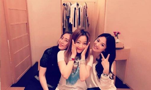 Kim Hee Sun 47 tuổi và Song Hye Kyo 43 tuổi chung khung hình, một người giống như quý cô còn người kia giống thiếu nữ