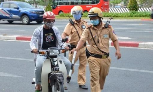 Xe chạy chậm dưới tốc độ quy định bị xử phạt bao nhiêu tiền?