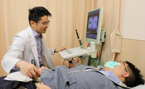 Một người đàn ông bị nhồi máu não phải nhập viên. Có 5 lý do đột quỵ có liên quan trực tiếp đến thói quen dùng điều hoà mùa hè