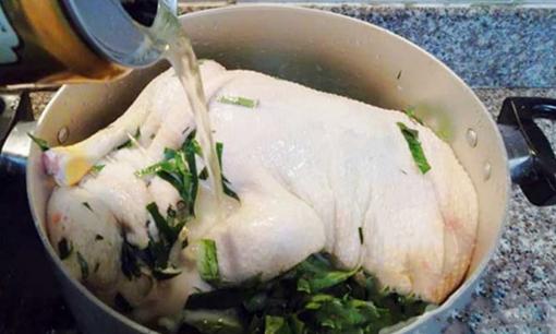 Luộc vịt cho thêm thứ đồ uống quen thuộc này đảm bảo hết sạch mùi hôi, thịt mềm thơm, hấp dẫn khó cưỡng