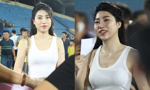 Em gái Văn Toàn lại gây sốt với nhan sắc nổi bật, 'phát sáng' cả SVĐ trong ngày anh trai cùng đội bóng vô địch V.League