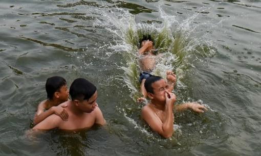 Những quy tắc giữ an toàn khi trẻ về quê nghỉ hè, cha mẹ cần trang bị và thường xuyên nhắc nhở nhé!