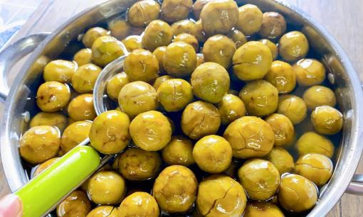 Sấu ngâm đường muốn vàng, giòn, thơm như ngoài hàng không hề khó nếu làm theo công thức này 