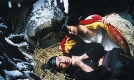 Tại sao trong phim ảnh, sau khi bị thương hay cảm lạnh, cả hai bên đều phải cởi bỏ quần áo để giữ ấm cho nhau?