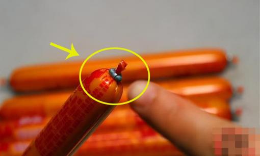 Hóa ra có một 'cơ chế nhỏ' ẩn dưới vòng nhôm của xúc xích. Chỉ cần kéo và mở ra dễ dàng