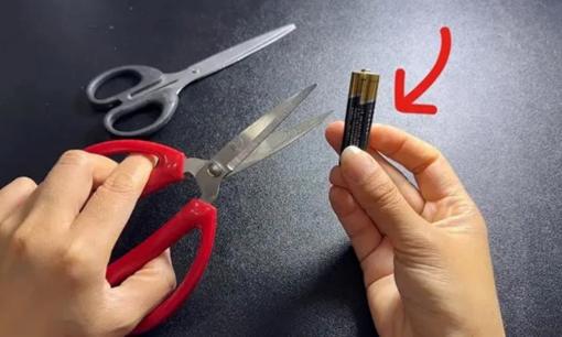 Không cần đá mài khi kéo của bạn bị cùn, chỉ cần một cục pin đã qua sử dụng là có thể khiến kéo sắc bén trở lại