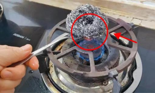 Đặt bùi nhùi sắt vào lửa và nướng nó, lợi ích bất ngờ, chỉ người thông minh mới biết
