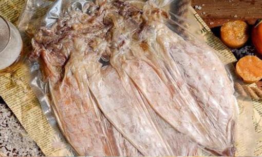 Mực nướng bằng cồn hay mực nướng bằng than hoa sẽ ngon hơn? Bí quyết chọn mực khô ngon có thể bạn chưa biết