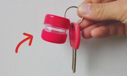 Tôi mới nhận ra rằng khi treo nắp chai nước uống lên móc khóa, hàng xóm thi nhau bắt chước ý tưởng