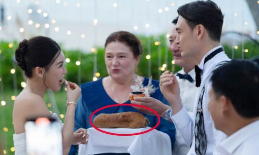 Chiếc bánh mì mà mẹ Đặng Văn Lâm mời con trai, con dâu ăn trong ngày cưới có gì đặc biệt như vậy?