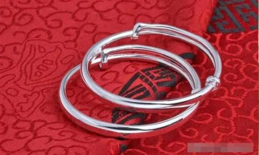 Đeo vòng tay bạc có tránh gió và giải độc không? Tại sao một số người đeo lại chuyển sang màu đen? 