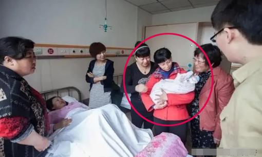 “Người đầu tiên đón trẻ” sau khi em bé chào đời là rất quan trọng. Ba người này cố gắng 'tránh xa', đây không hề mê tín