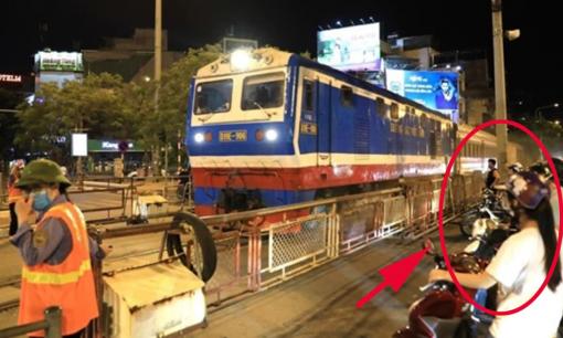 Dừng cách đường ray tàu hỏa bao nhiêu mét thì không bị phạt?