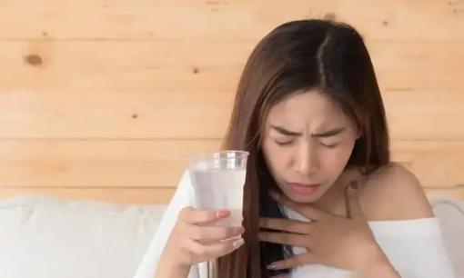 Khi bị xương cá mắc kẹt trong họng, đừng uống giấm và nuốt cơm, tôi sẽ dạy bạn một mẹo, xương cá sẽ tự 'chảy' ra ngoài