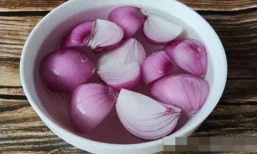 Hầu hết mọi người thực sự không biết những công dụng tuyệt vời của việc ngâm hành trong nước. Học cách tiết kiệm mỗi năm