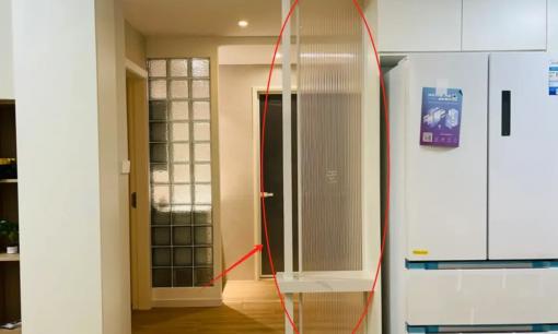 Người xưa có câu “Cửa đối diện nhau sẽ gây sát thương”. Đừng để hai cánh cửa này đối diện nhau. Đây không phải là mê tín mà nó có cơ sở. 