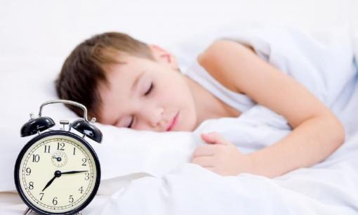 Trẻ ngủ trong hai 'giờ vàng' không chỉ phát triển trí não tốt mà còn giúp trẻ phát triển chiều cao, bố mẹ cần lưu ý 