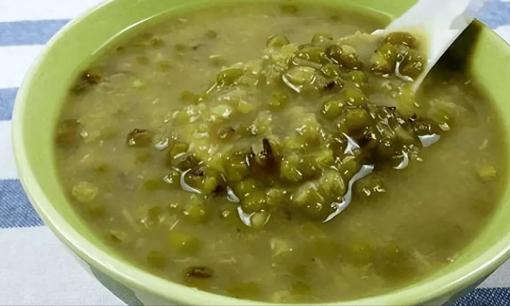 Khi nấu canh đậu xanh, tốt nhất bạn không nên nấu trực tiếp! Thêm 'một nguyên liệu' nữa, đậu xanh sẽ trở thành cát và nở bung sau 5 phút