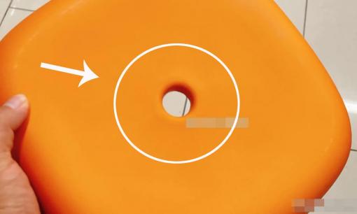 Chiếc lỗ nhỏ ở giữa chiếc ghế nhựa hóa ra lại có rất nhiều chức năng! 