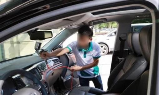 Sau khi nhận xe mới, những tài xế kỳ cựu liền vứt bỏ 'báu vật' này, trong khi những người mới đi lại không hiểu và không nỡ bỏ