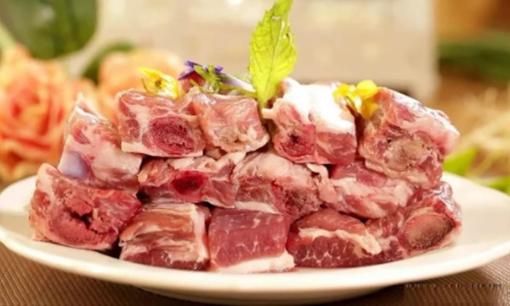 Tại sao sườn heo có vị tanh và khô, cứng sau khi chần? Sau khi xem công thức của đầu bếp, tôi nhận ra mình đã dùng nhầm nước