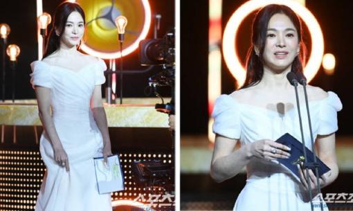 Song Hye Kyo tự tin sải bước như nữ thần sau khi chồng cũ Song Joong Ki thông báo sắp lên chức cha lần hai 