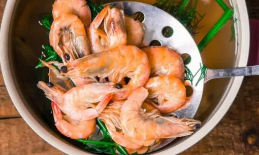 Luộc tôm dùng nước nóng hay nước lạnh! Hoá ra từ trước tới nay mọi người đã làm sai, chẳng trách tôm có mùi nồng nặc