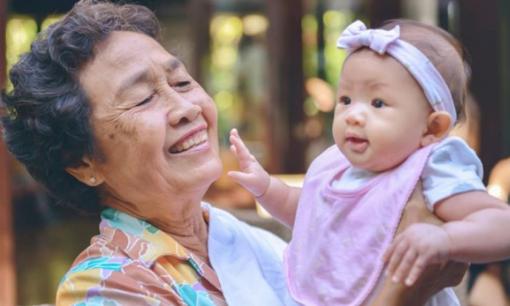 Tại sao trẻ có xu hướng gần gũi và quý mến bà ngoại hơn bà nội? 